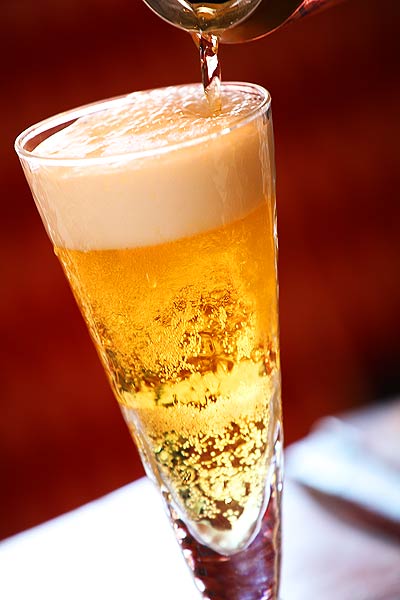 グラスに注がれるビールイメージ写真